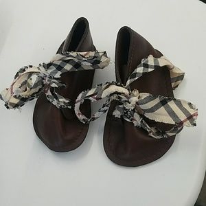 Burberry baby shoes